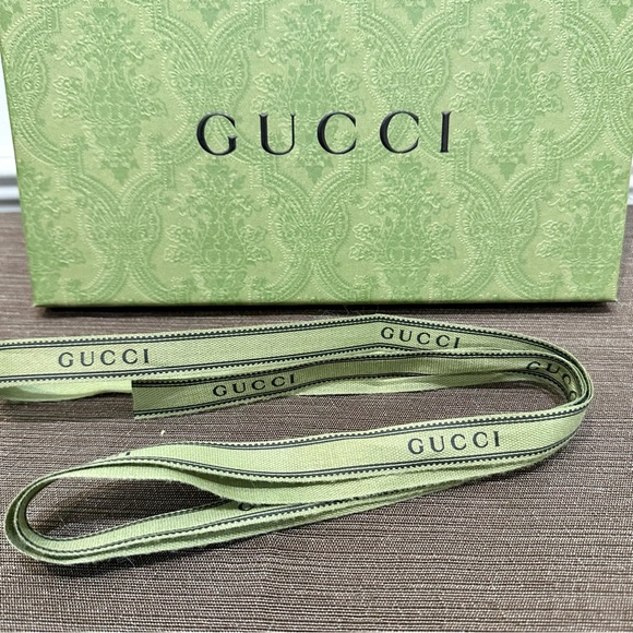 Authentic GUCCI gift box for scarf with matching gift bag, GUCCI ribbon and tag - Picture 7 of 10